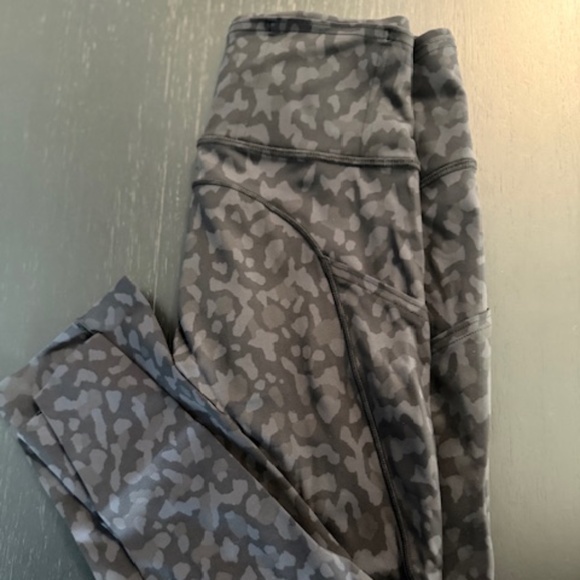 Lululemon Fast and Free Crop Leggings in Size 6- Formation Camo Deep Coal Multi - Picture 7 of 11